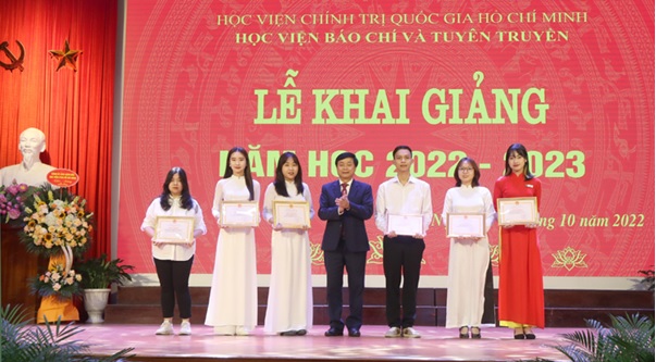PGS,TS. Phạm Minh Sơn, Phó Bí thư Đảng ủy, Giám đốc Học viện tặng giấy khen cho 06 tập thể lớp đạt danh hiệu “Tập thể lớp tiên tiến năm học 2021-2022”