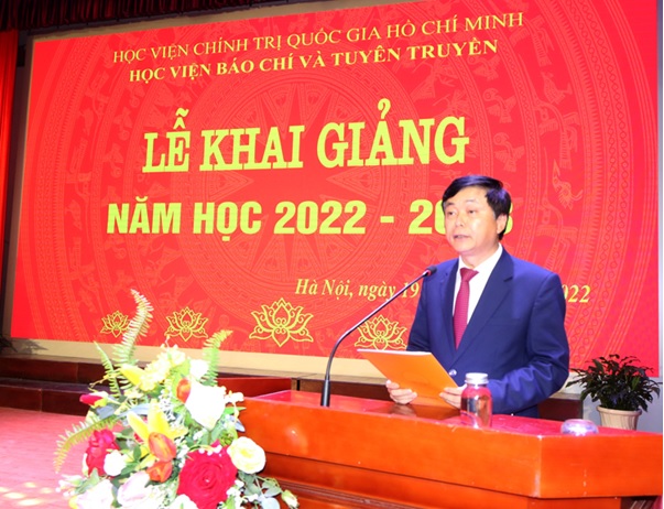 PGS,TS. Phạm Minh Sơn, Phó Bí thư Đảng ủy, Giám đốc Học viện phát biểu khai giảng năm học 2022-2023 của Học viện Báo chí và Tuyên truyền