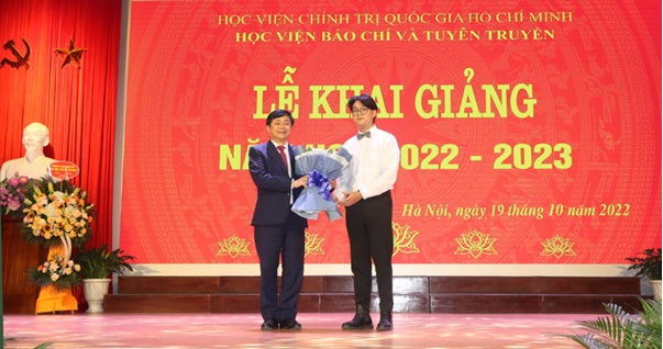 Đại diện tân sinh viên K42 tặng hoa chúc mừng PGS,TS. Phạm Minh Sơn, Phó Bí thư Đảng ủy, Giám đốc Học viện Báo chí và Tuyên truyền