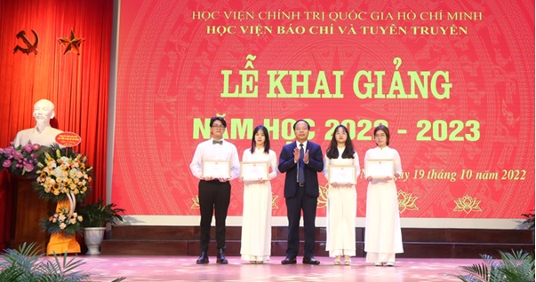 PGS,TS. Mai Đức Ngọc, Bí thư Đảng ủy, Chủ tịch Hội đồng trường tặng Giấy khen cho 4 sinh viên Khóa 42 đạt danh hiệu Sinh viên Thủ khoa đầu vào năm 2022