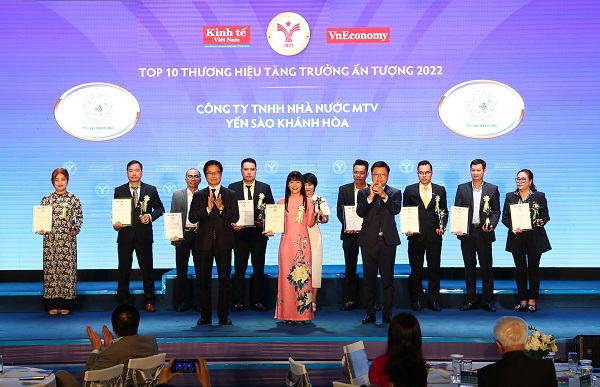 Bà Trịnh Thị Hồng Vân- P. Tổng giám đốc Công ty Yến sào Khánh Hòa (giữa) đại diên công ty nhận Cup Top 10 Thương hiệu tăng trưởng ấn tượng năm 2022
