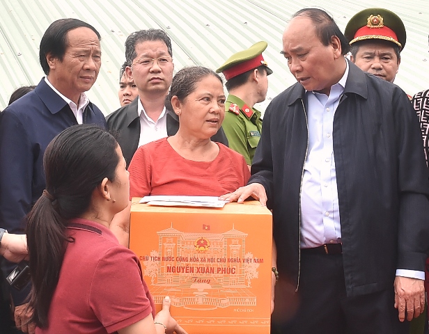 Chủ tịch nước Nguyễn Xuân Phúc, Phó Thủ tướng Lê Văn Thành tặng quà, thăm hỏi đời sống của người dân tại thôn Thạch Nham Đông, xã Hoà Nhơn, huyện Hoà Vang