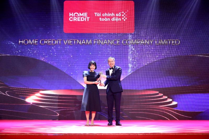 Bà Hồ Thị Phương Uyên, Trưởng phòng Tiếp thị Thương hiệu và Sản phẩm Home Credit Việt Nam nhận giải thưởng Thương hiệu truyền cảm hứng 2022