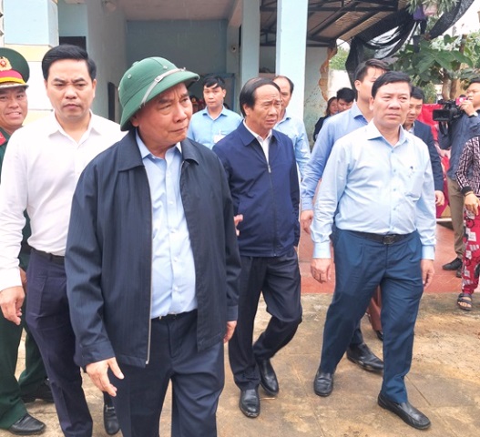 Chủ tịch nước Nguyễn Xuân Phúc cùng đoàn công tác đã đến thăm hỏi, động viên, chia sẻ với người dân bị thiệt hại do mưa lũ Đà Nẵng