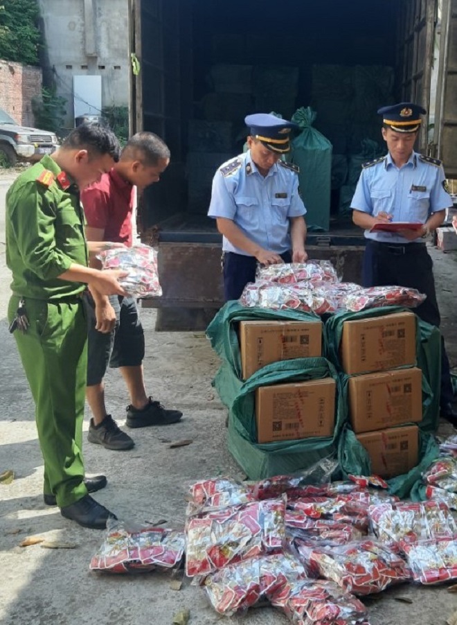 Hàng ngàn túi chân gà tẩm ướp gia vị không rõ nguồn gốc xuất xứ vừa bị phát hiện tại Lạng Sơn