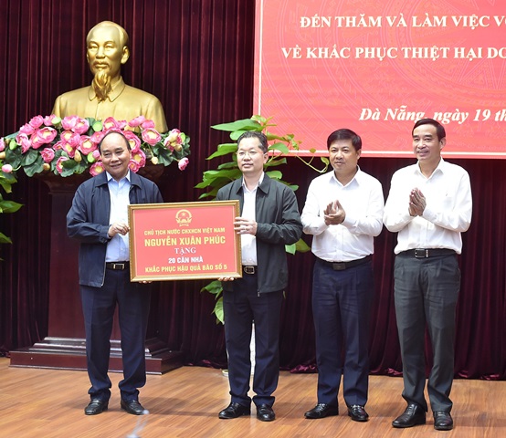 Chủ tịch nước Nguyễn Xuân Phúc trao quà tặng TP Đà Nẵng khắc phục hậu quả mưa lũ.