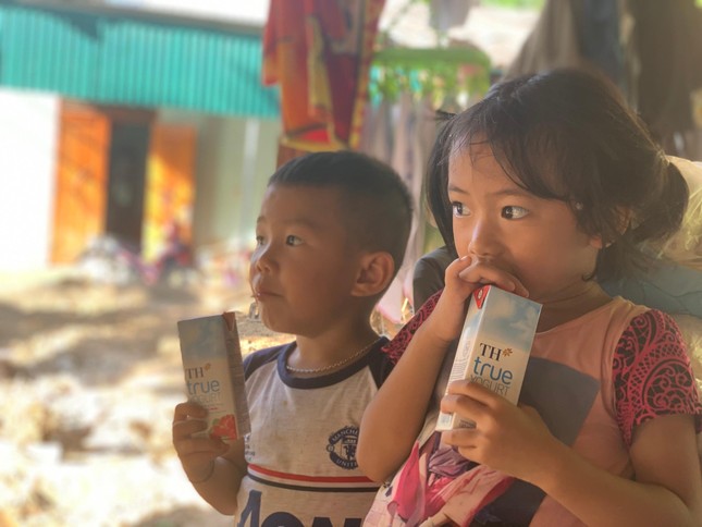 Những ly sữa ấm áp tình người đã đến với bà con và trẻ em các khu vực bị thiệt hại do bão lũ ở Kỳ Sơn và tiếp tục đến Yên Thành, Quỳnh Lưu, Nam Đàn,…