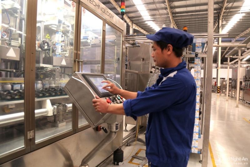 Công nhân vận hành dây chuyền sản xuất tại Công ty CP Thực phẩm sữa TH
