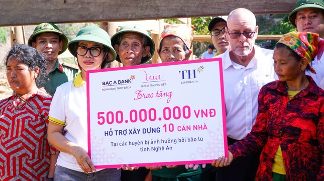 Bà Thái Nga, Chủ tịch Công đoàn Ngân hàng Thương mại cổ phần Bắc Á đại diện trao 500 triệu đồng hỗ trợ xây dựng 10 căn nhà cho người dân