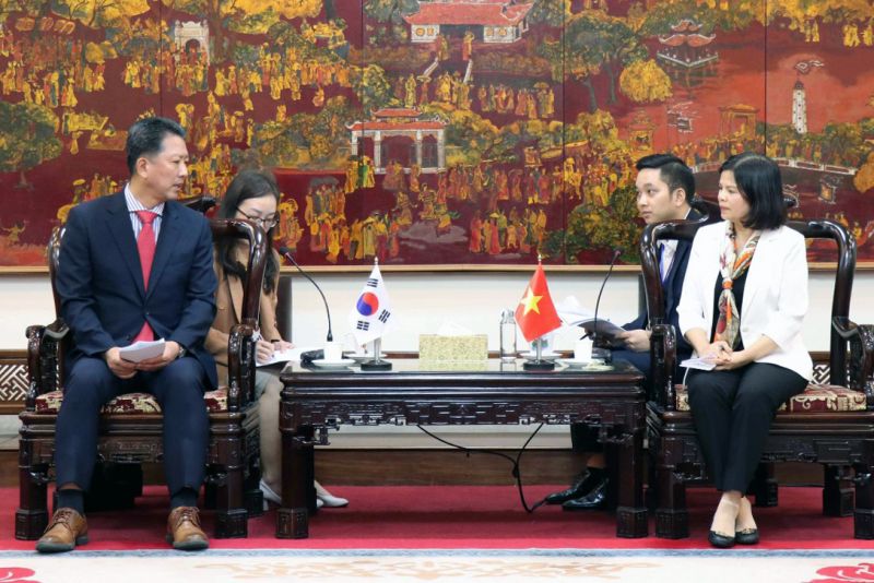 Chủ tịch UBND tỉnh Bắc Ninh Nguyễn Hương Giang trao đổi với ngài Kim Jang-ho