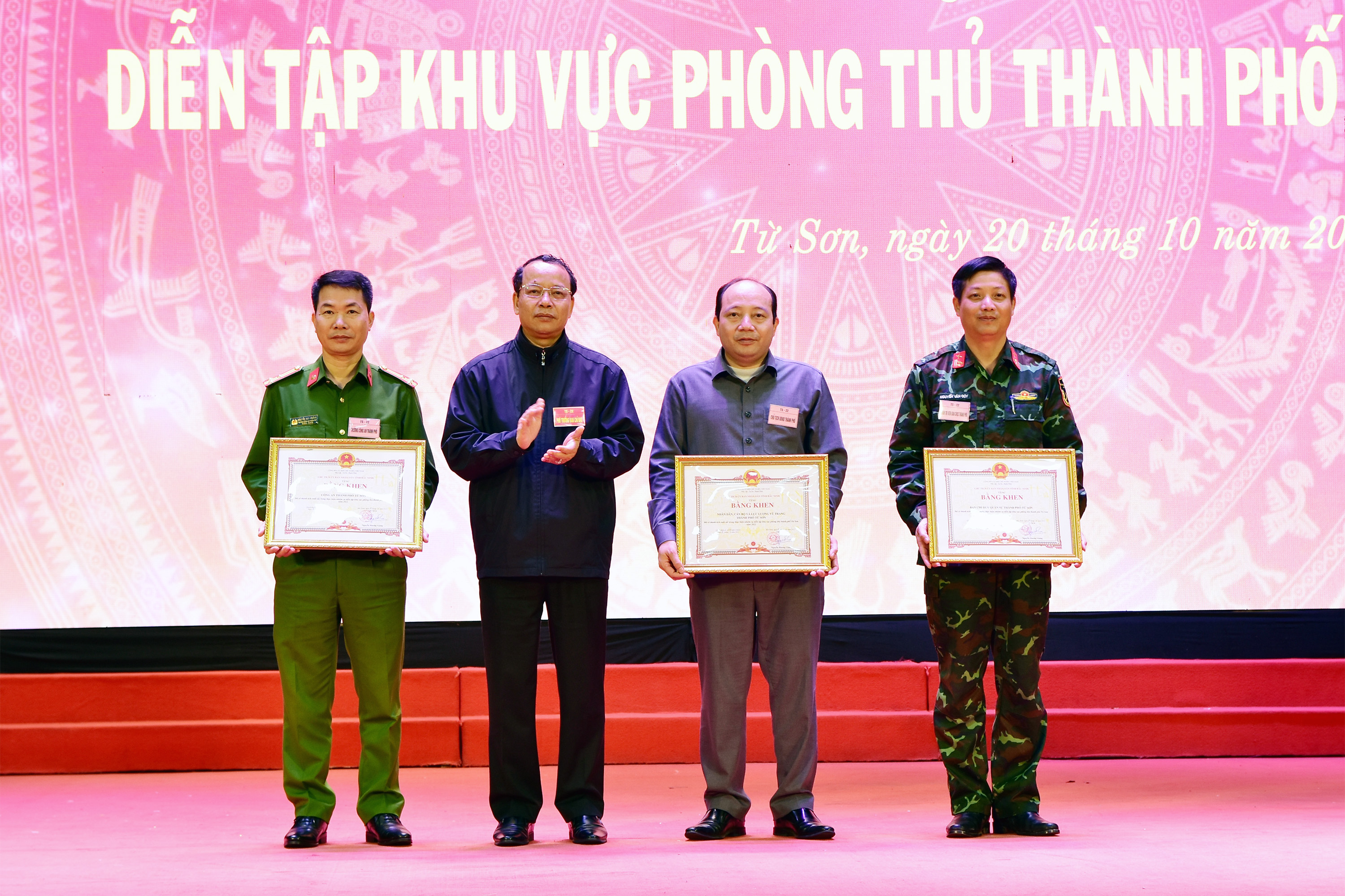 Chủ tịch HĐND tỉnh Bắc Ninh Nguyễn Quốc Chung trao Bằng khen của UBND tỉnh cho các tập thể có thành tích xuất sắc trong diễn tập