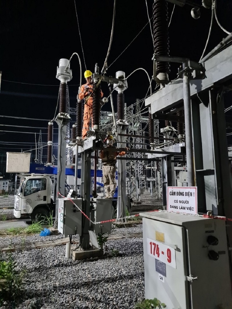 Công nhân Đội Quản lý vận hành lưới điện cao thế xử lý phát nhiệt tiếp xúc xuất tuyến tại TBA 110 kV Hà Tu