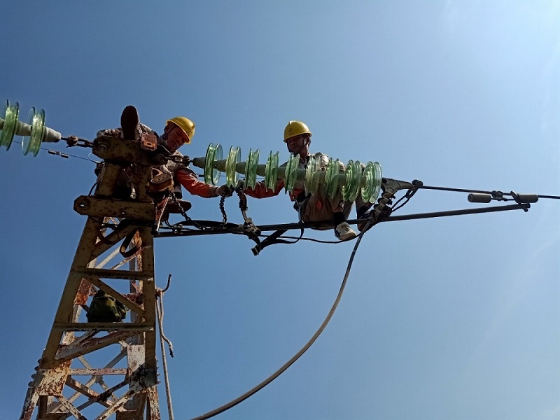 Công nhân Đội Quản lý vận hành lưới điện cao thế PC Quảng Ninh xử lý khiếm khuyết trên đường dây 110 kV