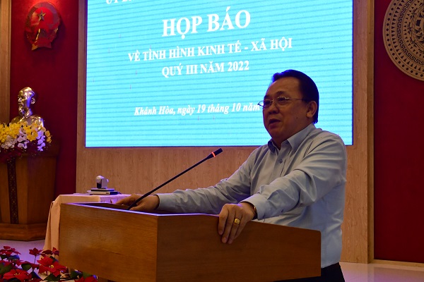 Ông Lê Hữu Hoàng- UVBTV Tỉnh ủy, P. Chủ tịch Thường trực UBND tỉnh phát biểu tổng kết họp báo