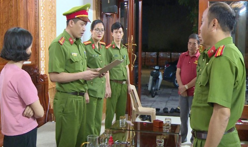 Công an Thanh Hóa thực hiện lệnh khám xét nơi ở nhà Lê Bá Nga. Công an Thanh Hóa thực hiện lệnh khám xét nơi ở nhà Lê Bá Nga.