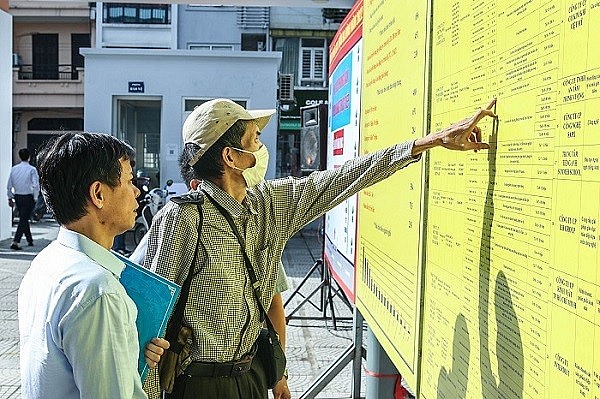 Người lao động tìm hiểu thông tin tuyển dụng tại Phiên Giao dịch việc làm lưu động quận Ba Đình năm 2022. Ảnh: Q.Trí