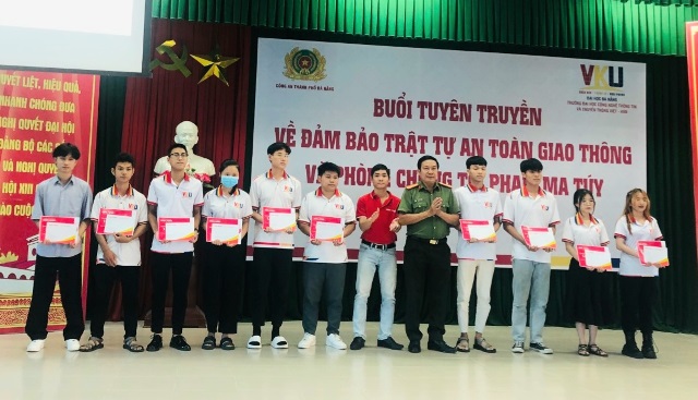 Hoạt động, đồng hành cùng lực lượng công an thành phố tại các buổi tuyên truyền về phòng chống tội phạm cho tân sinh viên tại các trường đại học ở Đà Nẵng.