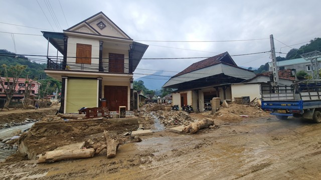 trận lũ ống, lũ quét xảy ra vào sáng sớm 2/10 đã gây thiệt hại nặng nề đối với người dân huyện miền núi Kỳ Sơn (Nghệ An) với tổng thiệt hại ước tính hơn 215 tỷ đồng.