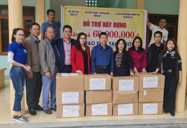 Đoàn đã trao gần 3.000 cuốn vở cho Phòng Giáo dục huyện Kỳ Sơn hỗ trợ các em học sinh bị ảnh hưởng trong trận lũ vừa qua