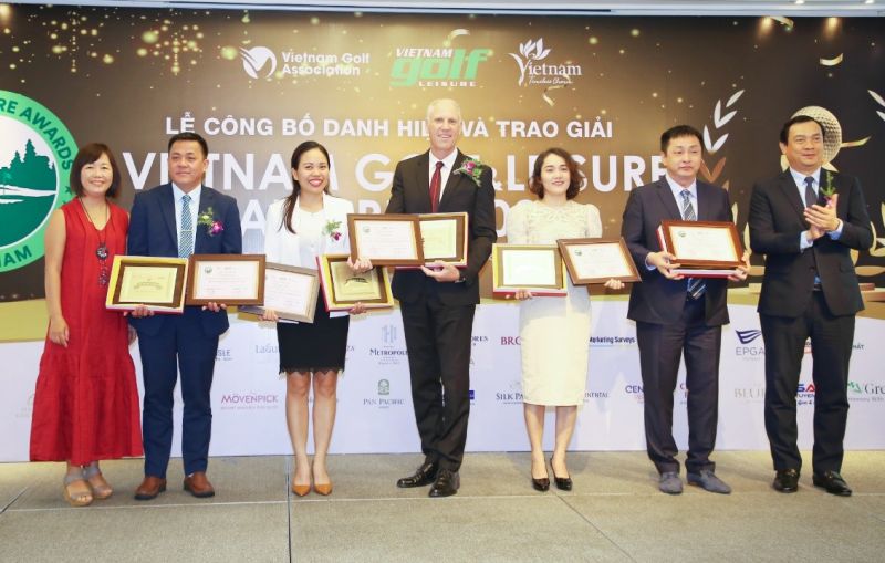 Đại diện Tập đoàn BRG (giữa) nhận giải thưởng “Vietnam Golf & Leisure Awards 2022”