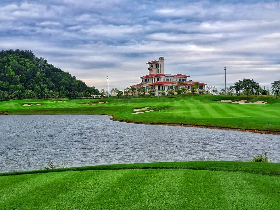 Nhà câu lạc bộ của sân gôn BRG Legend Hill Golf Resort, sân gôn đầu tiên do Nicklaus Design thiết kế tại Việt Nam với mô hình “twin green” độc đáo