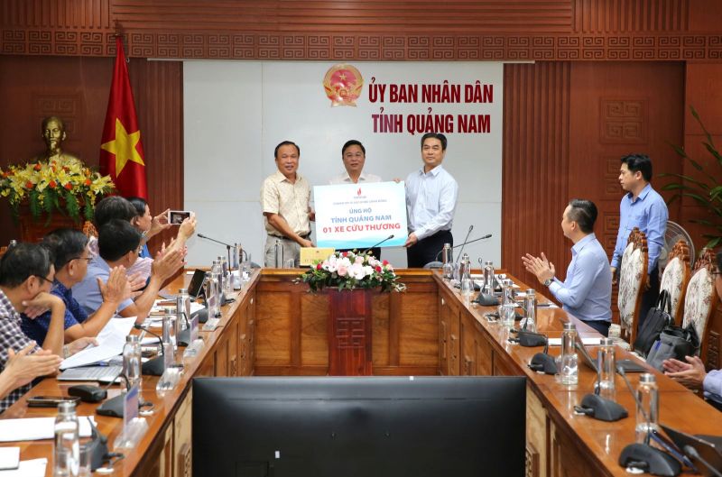 Ông Phạm Tiến Dũng - Phó Tổng Giám đốc Petrovietnam trao hỗ trợ 1 xe cứu thương cho tỉnh Quảng Nam