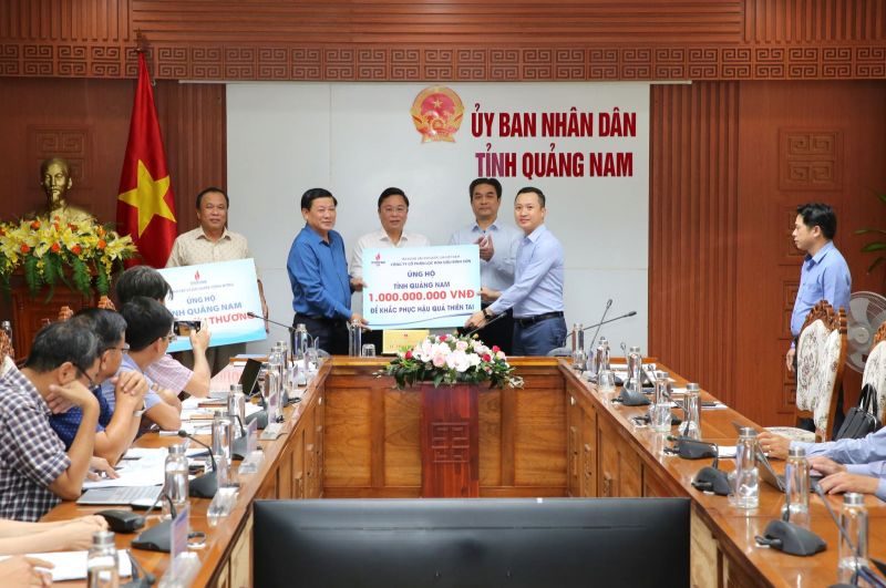 Ông Phạm Minh Nghĩa - Phó Tổng Giám đốc BSR trao biển tượng trưng hỗ trợ 1 tỷ đồng cho tỉnh Quảng Nam khắc phục hậu quả thiên tai.
