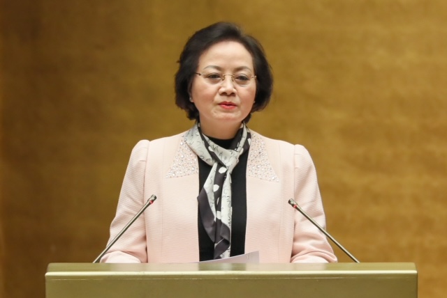 Bộ trưởng Bộ Nội vụ Phạm Thị Thanh Trà trình bày Tờ trình dự thảo Nghị quyết của Quốc hội về thời hiệu xử lý kỷ luật đối với cán bộ, công chức, viên chức - Ảnh: VGP/Nhật Bắc