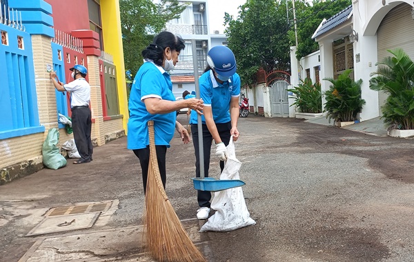 Lớp mùn, đất, cát tụ lại trên mặt đường đã được quét dọn sạch sẽ