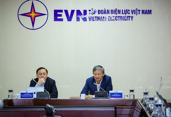 Ông Nguyễn Anh Tuấn - Cục trưởng Cục Điều tiết Điện lực (bên trái) và ông Trần Đình Nhân - Tổng giám đốc EVN trao đổi thông tin với các chủ đầu tư các dự án năng lượng tái tạo