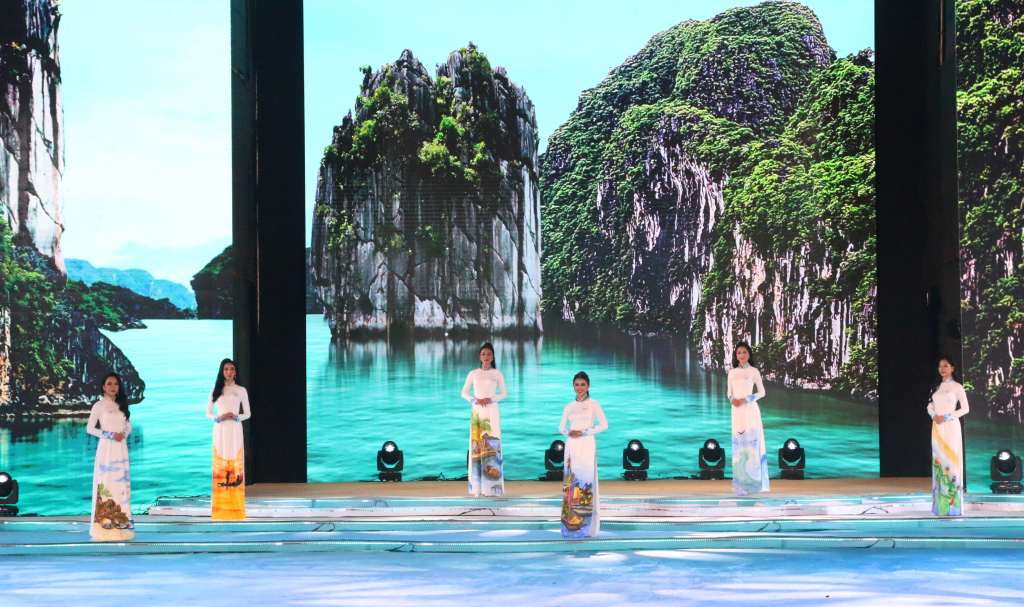 Các thí sinh duyên dáng trong phần thi áo dài đến từ bộ sưu tập áo dài “Tiếng Dân Chài” của NTK Nguyễn Minh Long