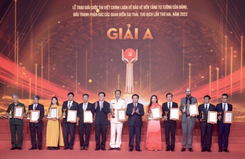 Đồng chí Nguyễn Xuân Thắng và đồng chí Nguyễn Trọng Nghĩa trao giải A cho các  tác giả/nhóm tác giả