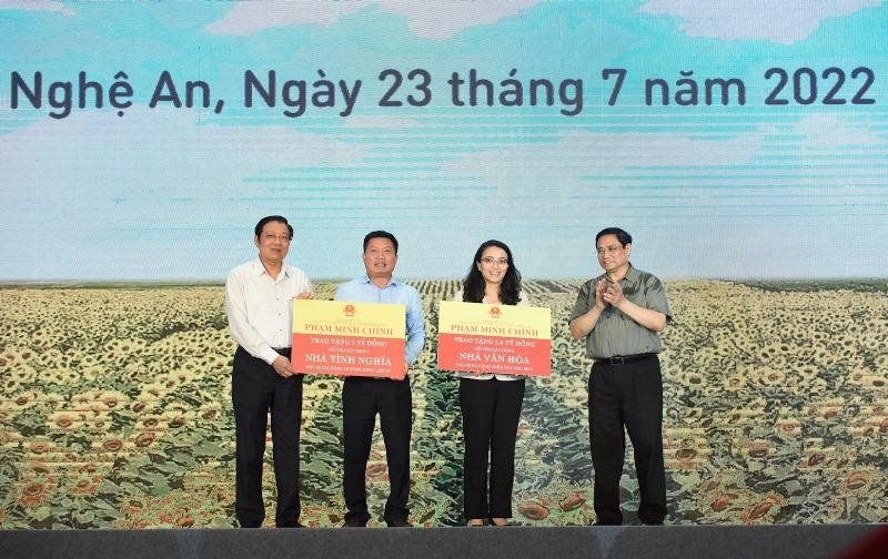 Thủ tướng Chính phủ Phạm Minh Chính và đoàn công tác đã trao tặng 2,5 tỷ đồng hỗ trợ xây dựng nhà văn hóa cho 30 xã vùng miền núi Phủ Quỳ và hỗ trợ xây dựng nhà tình nghĩa cho 20 gia đình thương binh, liệt sỹ
