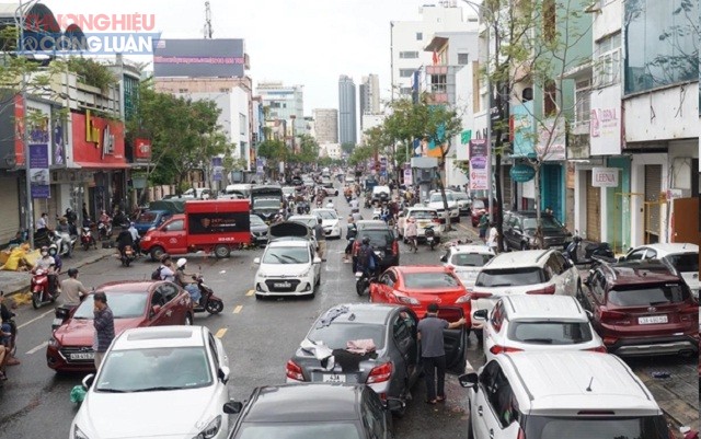 Thành phố Ðà Nẵng là địa phương bị thiệt hại nặng nề nhất, trong đó riêng số ô tô, xe máy bị hưu hỏng do ngập là khoảng 32.000 chiếc. Trong ảnh: Hàng loạt ô tô nằm ngổn ngàng sau mưa lũ.