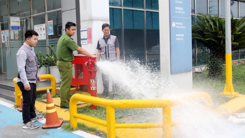 Cán bộ Phòng Cảnh sát PCCC và CNCH (Công an tỉnh) kiểm tra hệ thống bơm nước phục vụ chữa cháy tại Công ty TNHH Wonjin Vina (Việt Yên)