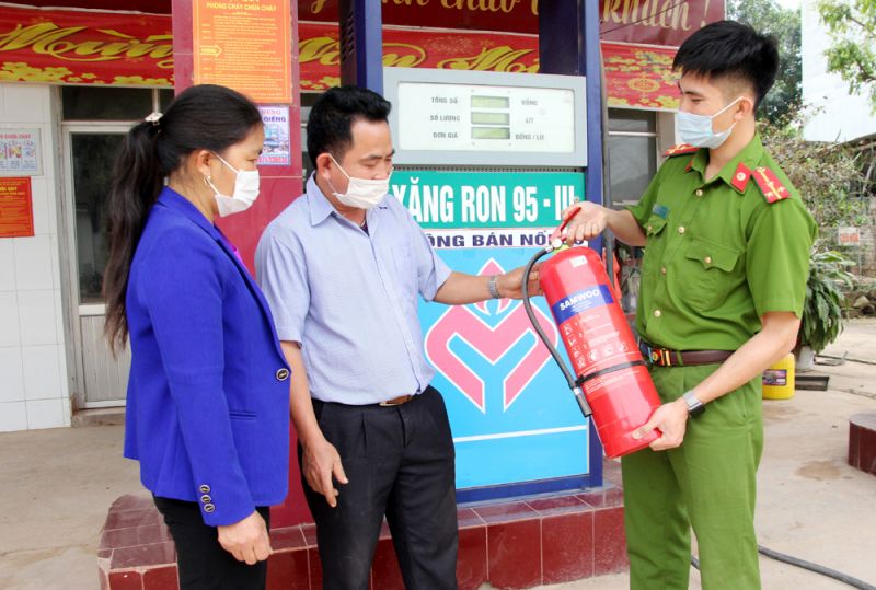 Cán bộ Phòng Cảnh sát PCCC và CNCH hướng dẫn người dân huyện Tân Yên sử dụng bình chữa cháy