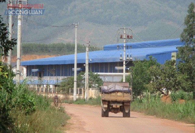 Dự &aacute;n Nh&agrave; m&aacute;y sản xuất ruột nệm v&agrave; nệm c&aacute;c loại của C&ocirc;ng ty TNHH Nệm Sơn Ho&agrave;i Nhơn sẽ được x&acirc;y dựng tại Cụm c&ocirc;ng nghiệp Ho&agrave;i T&acirc;n, thị x&atilde; Ho&agrave;i Nhơn. Trong ảnh: Đường v&agrave;o Cụm c&ocirc;ng nghiệp Ho&agrave;i T&acirc;n.