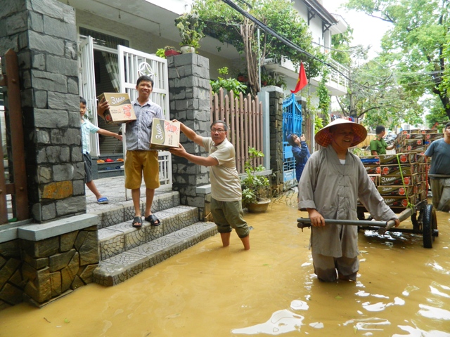 Phối hợp cùng Chùa Pháp Hải, Bảo vệ Dân phố tặng quà người dân ngày lụt