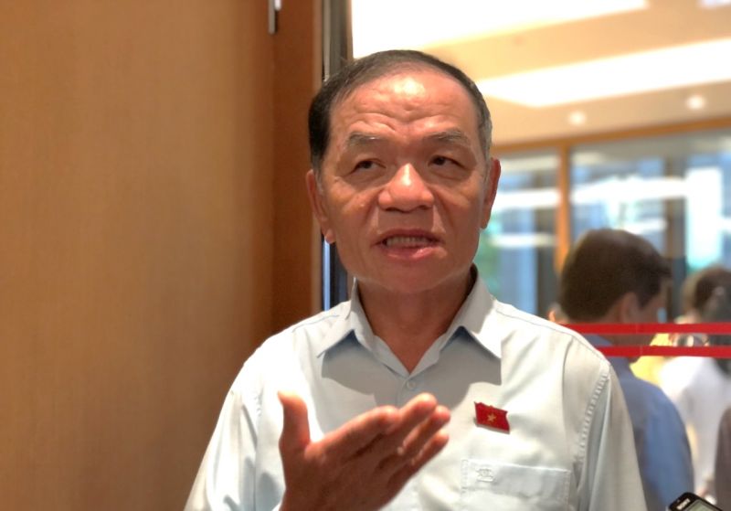 Đại biểu Lê Thanh Vân, Ủy viên Thường trực Ủy ban Tài chính, Ngân sách của Quốc hội, Đoàn đại biểu Quốc hội tỉnh Cà Mau trao đổi về việc thu phí ô tô vào nội đô