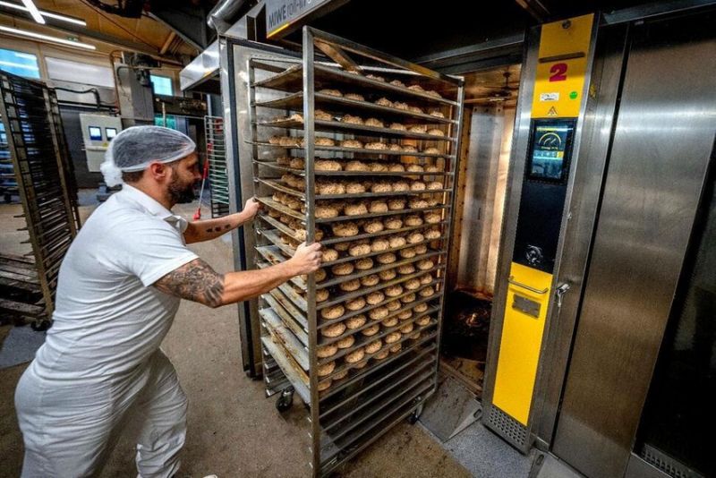 Nướng bánh mì bằng lò nướng dùng khí đốt tại quán Cafe Ernst ở Neu Isenburg (Đức) ngày 19-9. Nhiều chủ tiệm bánh nhỏ đang tính đóng cửa vì khủng hoảng khí đốt. Ảnh AP