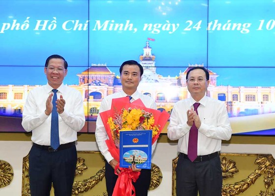 Chủ tịch UBND TPHCM Phan Văn Mãi cùng Phó Bí thư Thành ủy TPHCM Nguyễn Văn Hiếu chúc mừng đồng chí Bùi Xuân Cường. Ảnh: VIỆT DŨNG