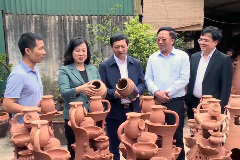Lãnh đạo tỉnh và huyện Quế Võ thăm quan làng nghề gốm Phù Lãng