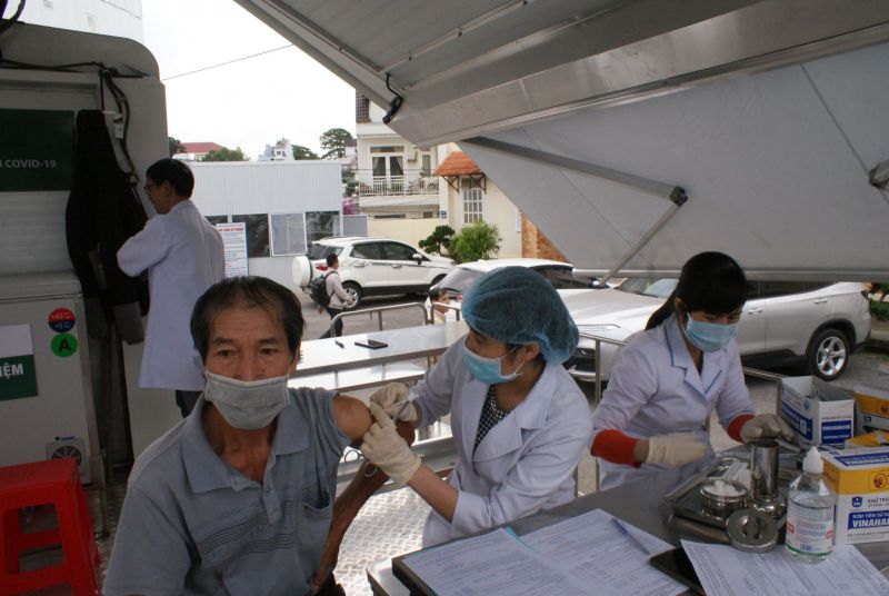 Tiêm vắc xin phòng Covid-19 tại Trung tâm Kiểm soát bệnh tật Lâm Đồng