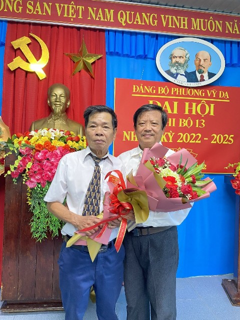 Ông Phạm Văn Bôn (bên trái) người Bí thư Chi bộ được dân yêu, dân quý