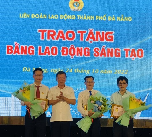 LĐLĐ TP. Đà Nẵng trao bằng Lao động sáng tạo của Tổng Liên đoàn cho 03 cá nhân.