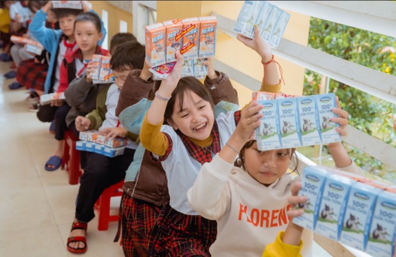 Các em học sinh tại Quảng Nam và Huế vui mừng khi nhận sữa Vinamilk từ đoàn hỗ trợ