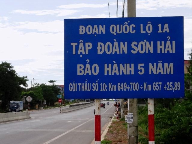 Tập đoàn Sơn Hải từng gắn biển cam kết bảo hành 5 năm trên tuyến Quốc lộ 1A.