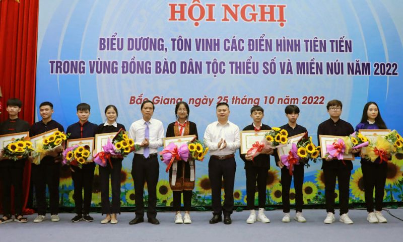 Các cá nhân được Trưởng Ban Dân tộc tỉnh Bắc Giang tặng Giấy khen
