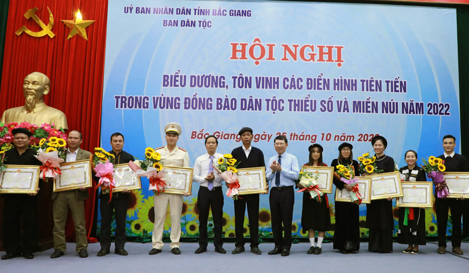 Ông Lê Ánh Dương và lãnh đạo Ban Dân tộc tỉnh Bắc Giang trao Bằng khen của Chủ tịch UBND tỉnh cho 10 cá nhân điển hình tiên tiến