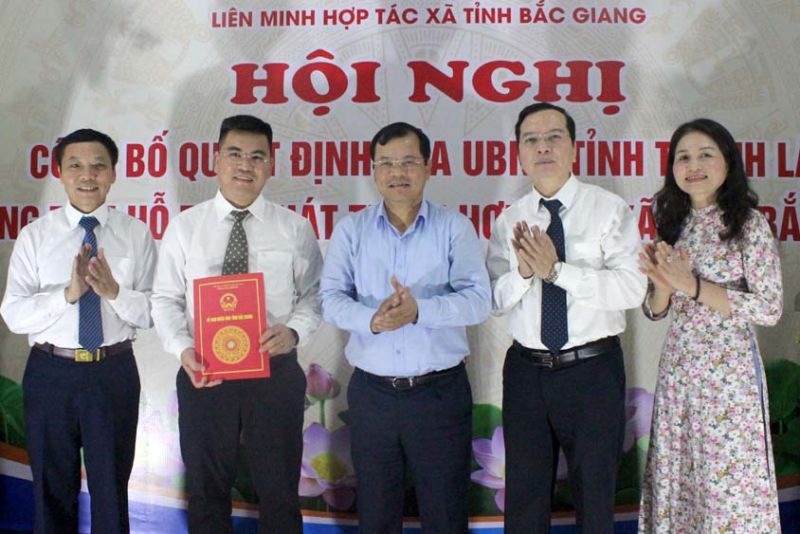 Ông Phan Thế Tuấn, Phó Chủ tịch UBND tỉnh Bắc Giang trao Quyết định của UBND tỉnh về việc thành lập Trung tâm Hỗ trợ phát triển HTX tỉnh